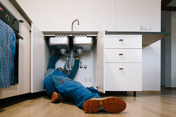Professional Emergency Plumber technician working in Caruthers, CA
